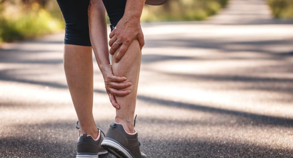 Pourquoi souffrez-vous de crampes récurrentes ? découvrez les causes et les remèdes naturels pour soulager ces douleurs