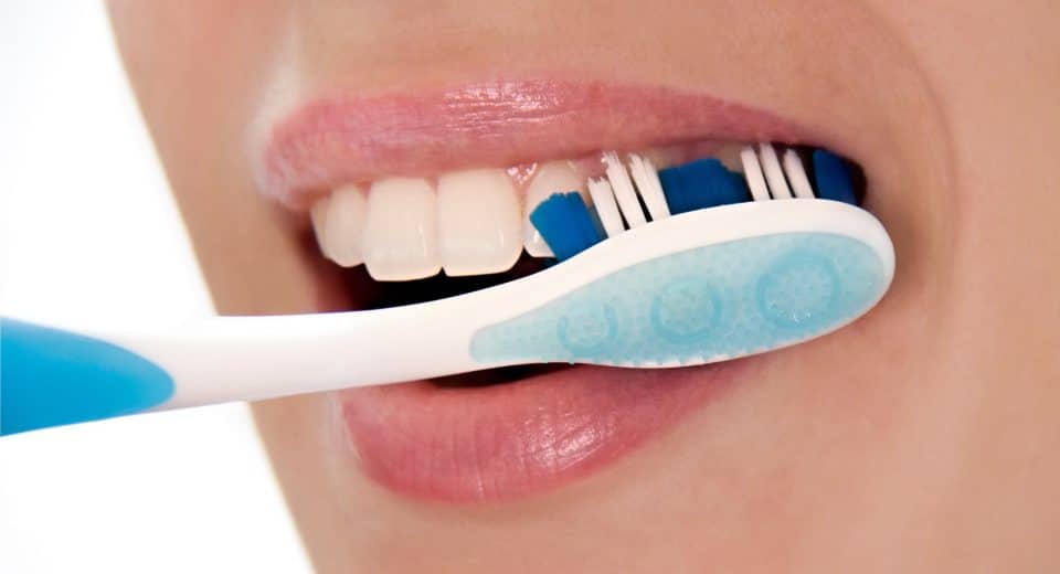 Durée idéale pour se brosser les dents : conseils et erreurs à éviter