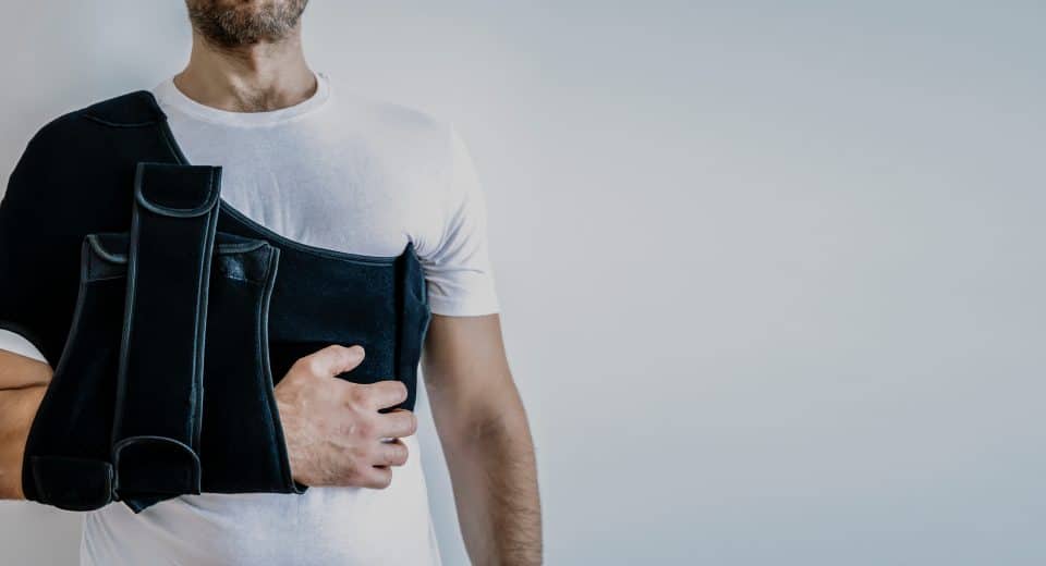 Durée de port d'une attelle à l'épaule : conseils et recommandations essentiels