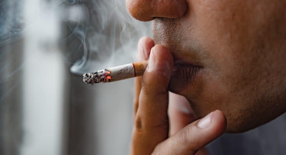 Combien attendre pour fumer après la pose d'un implant dentaire ?