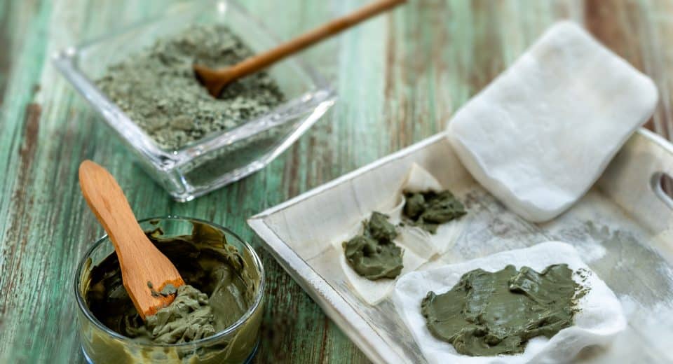 Durée idéale pour un cataplasme d'argile : conseils et astuces essentiels